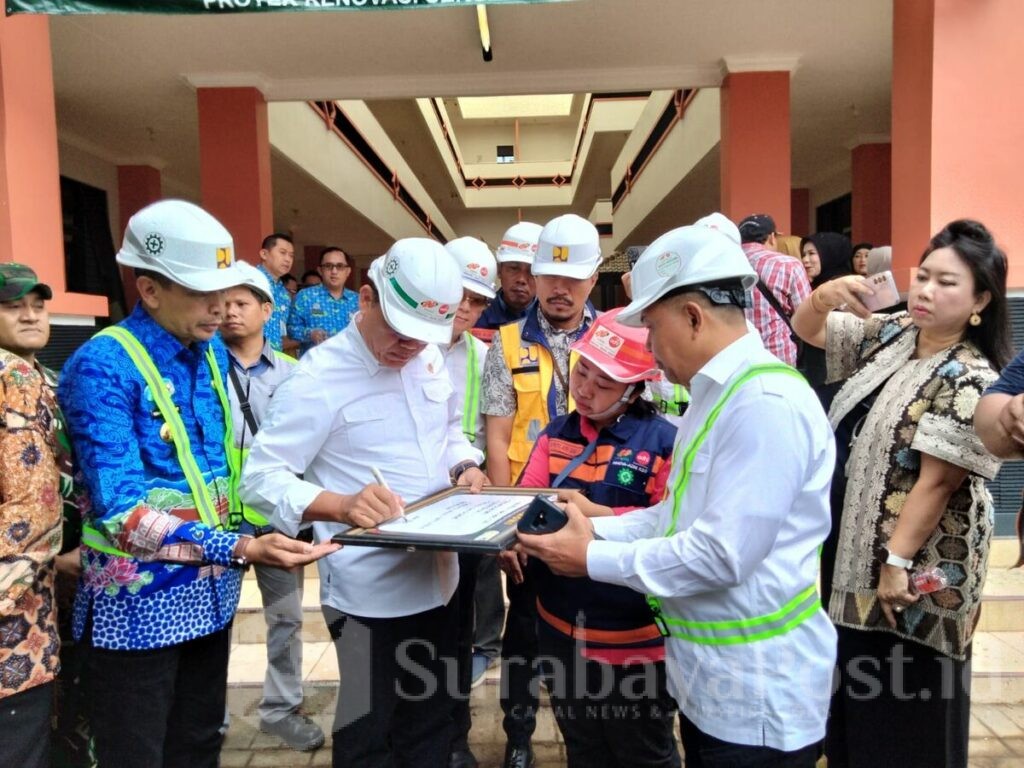 Wali Kota Malang Wahyu Hidayat mendampingi Kepala Staf Presiden Letnan Jenderal TNI (Purn) A.M Putranto saat meninjau Sekolah Rakyat