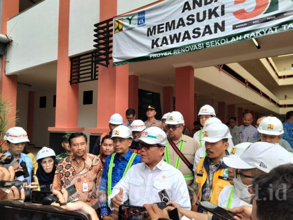 Kepala Staf Kepresidenan Letjen TNI (Purn) Anto Mukti Putranto memberikan keterangan kepada wartawan disela kunjungannya ke Kota Malang