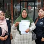 Maya Tri Utami, korban dugaan penggelapan sertifikat rumah resmi melayangkan laporan OJK Malang, Kamis 19 Juni 2025. (istimewa).