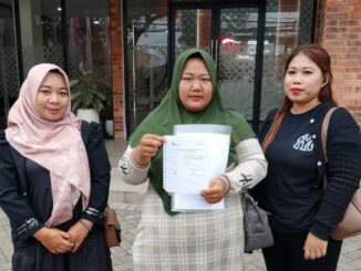 Maya Tri Utami, korban dugaan penggelapan sertifikat rumah resmi melayangkan laporan OJK Malang, Kamis 19 Juni 2025. (istimewa).