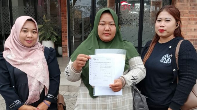 WhatsApp Image 2025-06-20 at 18.45.51 Maya Tri Utami, korban dugaan penggelapan sertifikat rumah resmi melayangkan laporan OJK Malang, Kamis 19 Juni 2025. (istimewa).