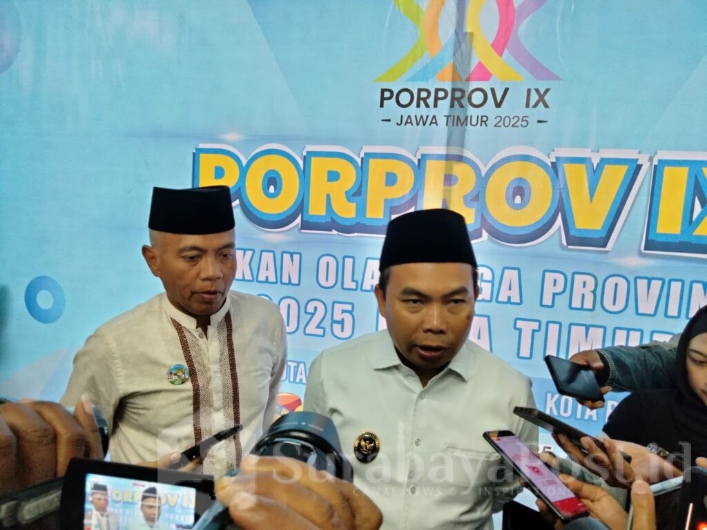 Wakil Wali Kota Malang Ali Muthohirin didampingi Kepala Kadisporapar, Baihaqi memberikan keterangan kepada wartawan