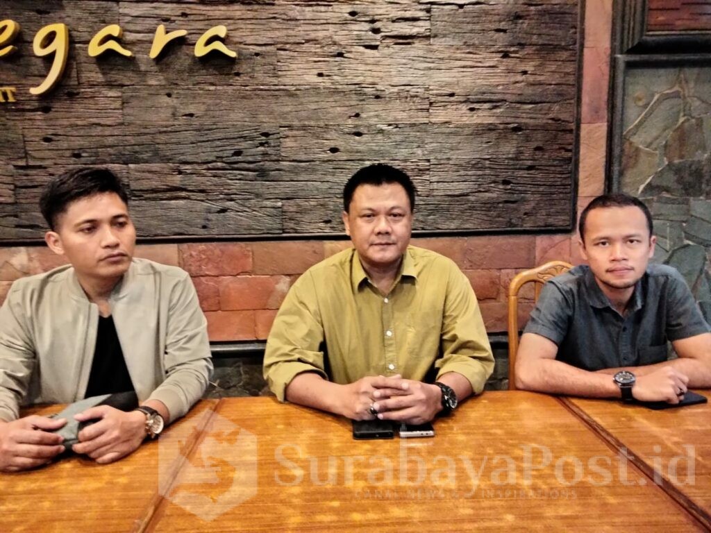 Suliono, SH, M.Kn (tengah) bersama rekan sejawatnya, Jumadhi Arahab, SH, MH dan Farhan Faelani, SH
