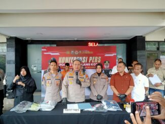 Kapolresta Malang Kota, Kombes Pol Nanang Haryono menggelar konferensi pers hasil ungkap pelaku pembunuhan di losmen Windu Kentjono, Senin (23/06/2025).