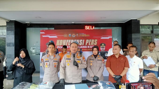 WhatsApp Image 2025-06-23 at 18.38.34 Kapolresta Malang Kota, Kombes Pol Nanang Haryono menggelar konferensi pers hasil ungkap pelaku pembunuhan di losmen Windu Kentjono, Senin (23/06/2025).