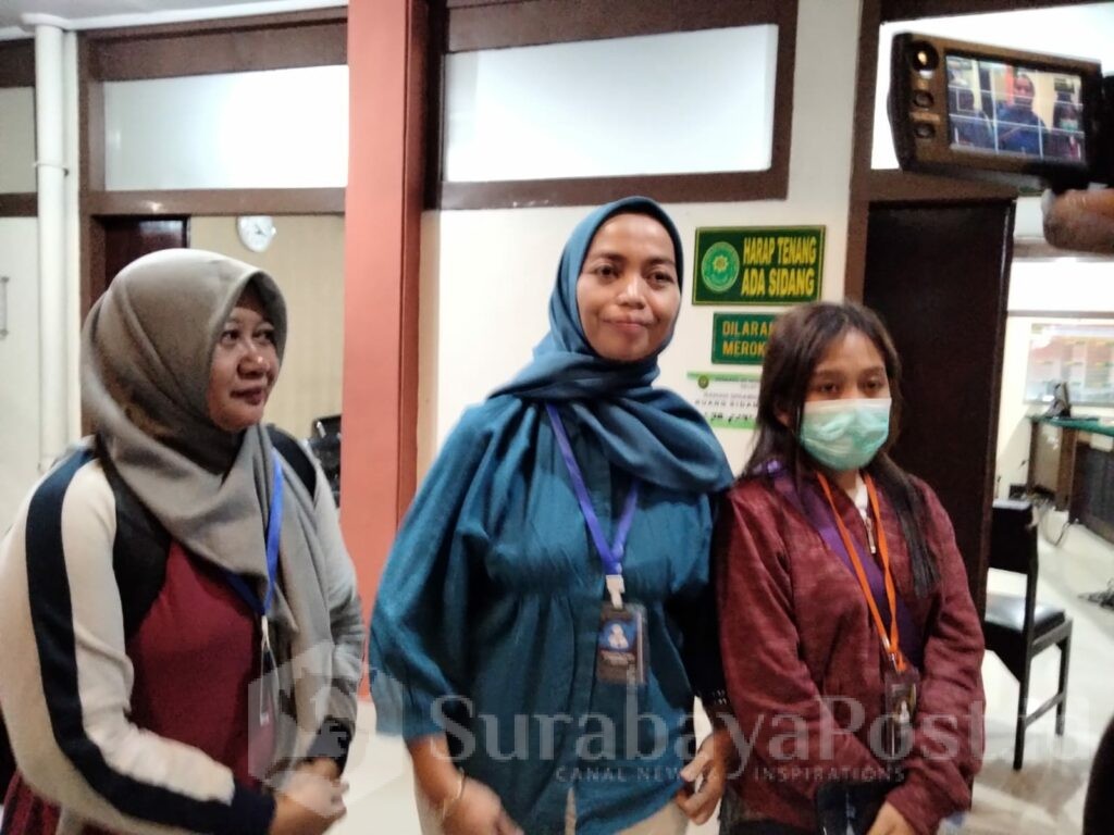 Ketua DPW SBMI Jawa Timur, Endang Yulianingsih dan Dina mendampingi saksi korban, Hanifah di PN Malang