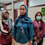 Ketua DPW SBMI Jawa Timur, Endang Yulianingsih dan Dina mendampingi saksi korban Hanifah di PN Malang, Senin (23/6/2025).