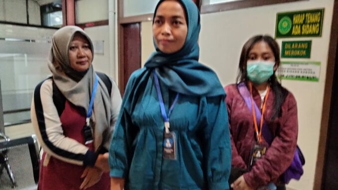 WhatsApp Image 2025-06-23 at 19.13.39 Ketua DPW SBMI Jawa Timur, Endang Yulianingsih dan Dina mendampingi saksi korban Hanifah di PN Malang, Senin (23/6/2025).