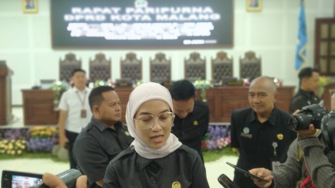WhatsApp Image 2025-06-23 at 20.40.01 Ketua DPRD Kota Malang, Amithya Ratnanggani Sirraduhita memberikan keterangan kepada wartawan usai paripurna