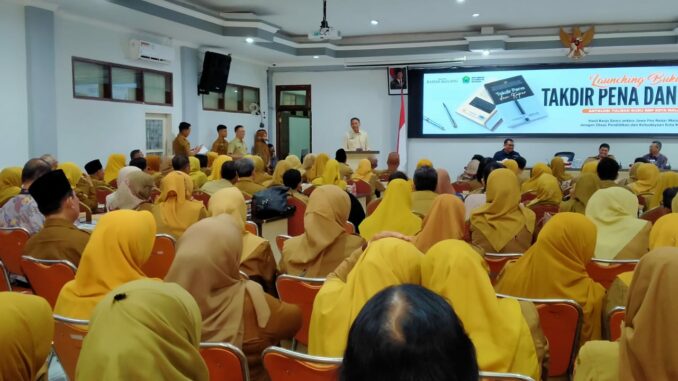 WhatsApp Image 2025-06-24 at 19.47.03 Wali Kota Malang, Wahyu Hidayat Luncurkan Buku Karya 19 Guru SMP, Dorong Literasi dan Kreativitas, Selasa (24/06/2025).