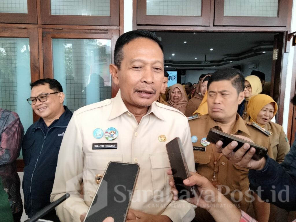 Walikota Wahyu Hidayat didampingi Kepala Disdikbud Kota Malang, Suwarjana memberikan keterangan kepada wartawan