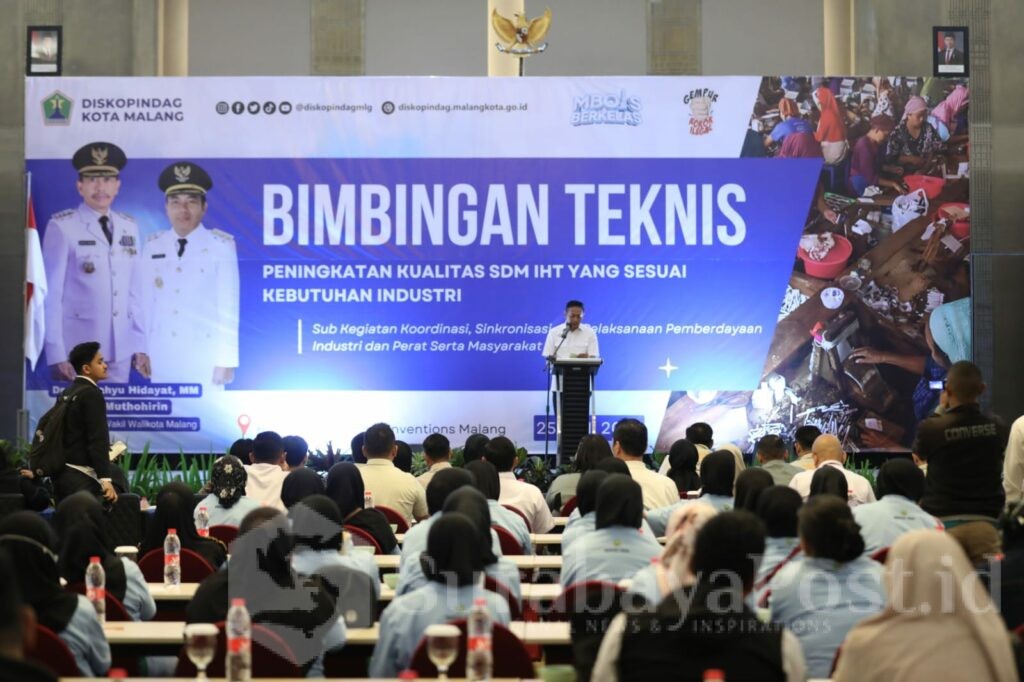 Wali Kota Wahyu Hidayat saat memberikan arahan pada ratusan peserta Bimtek bagi para pekerja IHT yang diprakarsai Diskopindag Kota Malang. (istimewa).