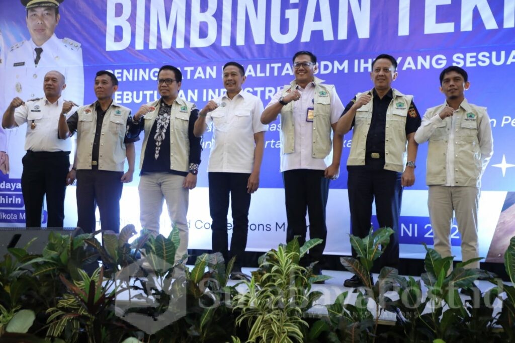 Walikota Wahyu Hidayat pose bersama Kajari Kota Malang, perwakilan DPRD Kota Malang, Bea Cukai Malang, Bank Indonesia Malang, dan BNN Kota Malang serta Kepala Diskopindag. (istimewa).