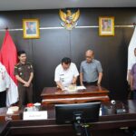 Wali Kota Batu saat melakukan tandatangan kesepakatan dengan LBH terakreditasi (Ist)