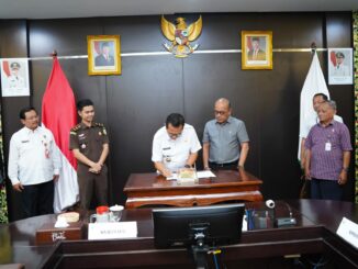 Wali Kota Batu saat melakukan tandatangan kesepakatan dengan LBH terakreditasi (Ist)