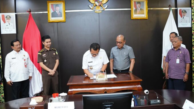 WhatsApp Image 2025-06-25 at 21.12.53 Wali Kota Batu saat melakukan tandatangan kesepakatan dengan LBH terakreditasi (Ist)