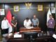 Wali Kota Batu saat melakukan tandatangan kesepakatan dengan LBH terakreditasi (Ist)