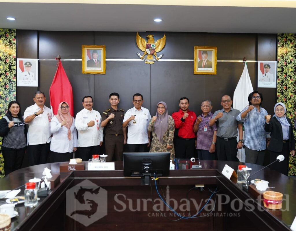 Wali Kota dan Wakil Walikota Batu pose bersama usai penandatangan kesepakatan dengan LBB .(Ist)