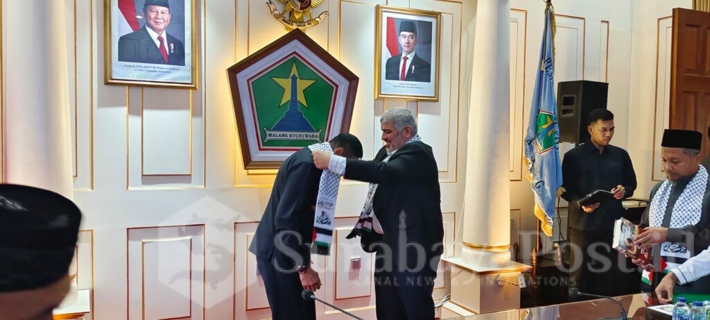 Delegasi Palestina memberikan cinderamata kepada Wali Kota Wahyu Hidayat