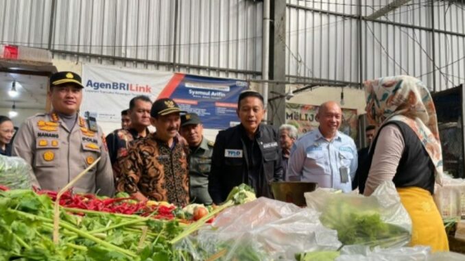 WhatsApp Image 2025-06-26 at 18.44.53 Wali Kota Wahyu Hidayat bersama TPID Kota Malang saat sidak di pasar Mergan, Kamis 26 Juni 2025. (ist).
