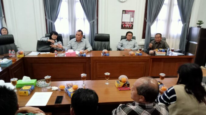 WhatsApp Image 2025-06-26 at 20.31.08 Didampingi Law Firm Edan Law, Puluhan Korban Apartemen MCP Mengadu ke DPRD, Tuntut Hak-Hak Mereka, Kamis (26/06/2025).