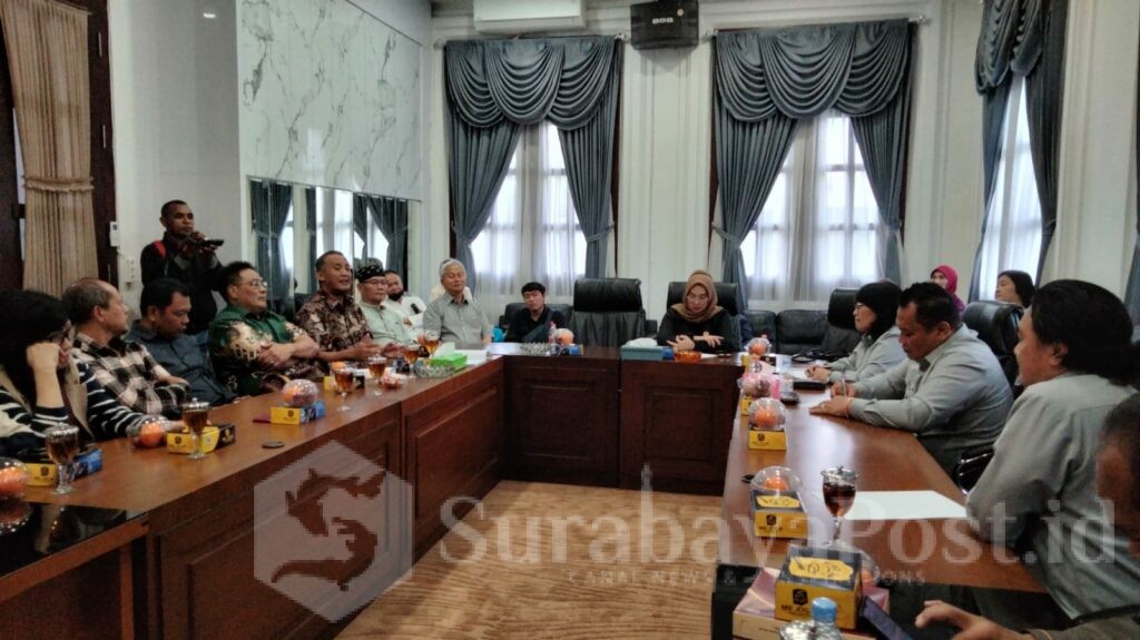 MENGADU: Puluhan korban kasus dugaan penipuan pembelian unit apartemen dan kondotel MCP mengadu ke Komisi A DPRD Kota Malang, Kamis (26/06/2025).