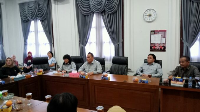 WhatsApp Image 2025-06-27 at 11.19.48 Komisi A DPRD Kota Malang, menerima audiensi dari para korban penipuan apartemen MCP pada Kamis (26/6/2025).