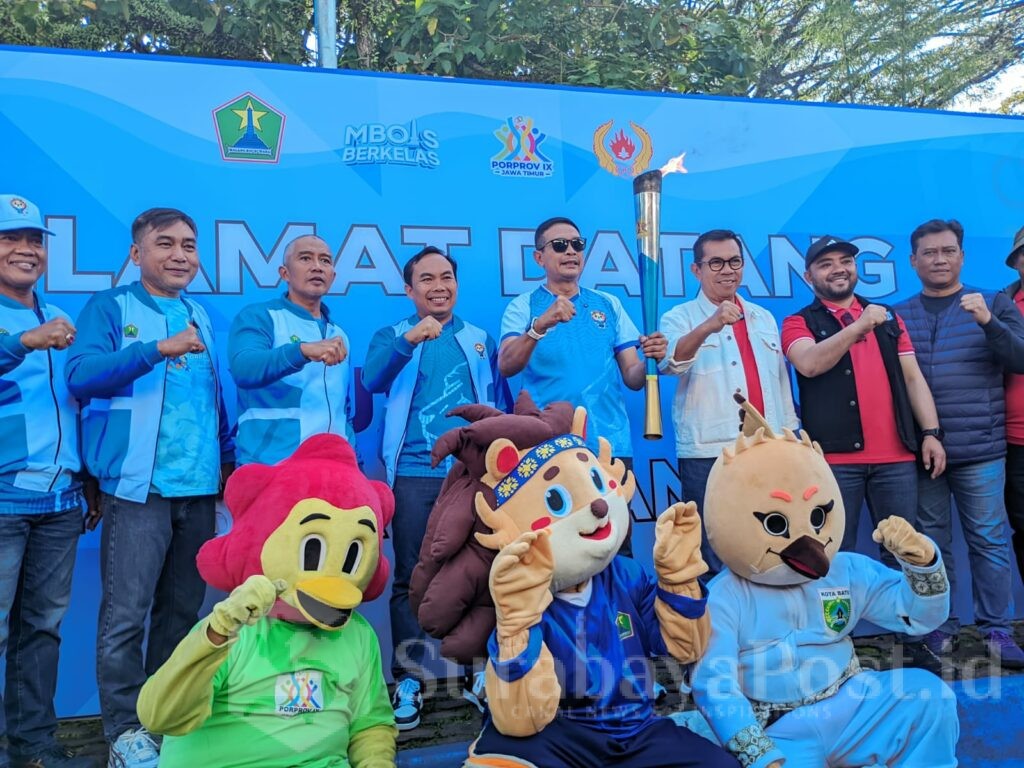 Wali Kota Wahyu Hidayat didampingi Wakil Walikota Ali Muthohirin dan Sekda Erik Setyo Santoso pose bersama Walikota Batu Nurochman usai penyerahan obor Porprov