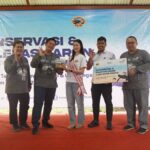 Komitmen PT Telkom Indonesia dalam menjaga kelestarian lingkungan laut kembali dibuktikan melalui Program Konservasi Penyu yang diselenggarakan di Pantai Manyar, Ketapang, Banyuwangi. (ist).