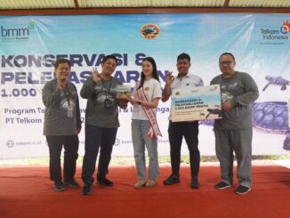 Komitmen PT Telkom Indonesia dalam menjaga kelestarian lingkungan laut kembali dibuktikan melalui Program Konservasi Penyu yang diselenggarakan di Pantai Manyar, Ketapang, Banyuwangi. (ist).