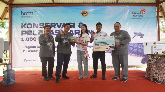 WhatsApp Image 2025-06-27 at 16.50.36 Komitmen PT Telkom Indonesia dalam menjaga kelestarian lingkungan laut kembali dibuktikan melalui Program Konservasi Penyu yang diselenggarakan di Pantai Manyar, Ketapang, Banyuwangi. (ist).