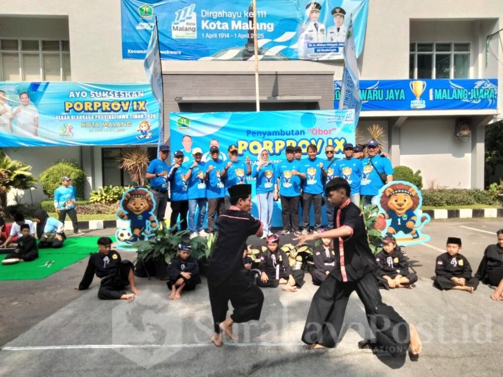 Tampilan seni silat meriahkan penyambutan api obor Porprov IX Jatim di kecamatan Lowokwaru