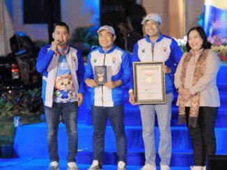 Piagam dari MURi diterima Walikota Malang, Dr. Ir. Wahyu Hidayat, MM, didampingi oleh Wakil Walikota Ali Muthohirin dan Direktur Utama Perumda Tugu Tirta, Priyo Sudibyo. (ist).