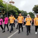 Sambut Hari Bhayangkara ke-79, Polresta Malang Kota menggelar kegiatan jalan sehat bertajuk Uklam Tahes pada Sabtu pagi (28/6/2025).