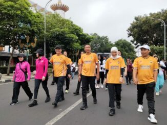 Sambut Hari Bhayangkara ke-79, Polresta Malang Kota menggelar kegiatan jalan sehat bertajuk Uklam Tahes pada Sabtu pagi (28/6/2025).