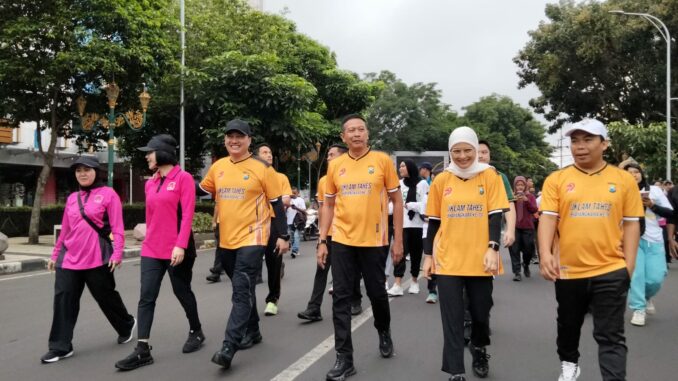 WhatsApp Image 2025-06-28 at 11.57.42 Sambut Hari Bhayangkara ke-79, Polresta Malang Kota menggelar kegiatan jalan sehat bertajuk Uklam Tahes pada Sabtu pagi (28/6/2025).