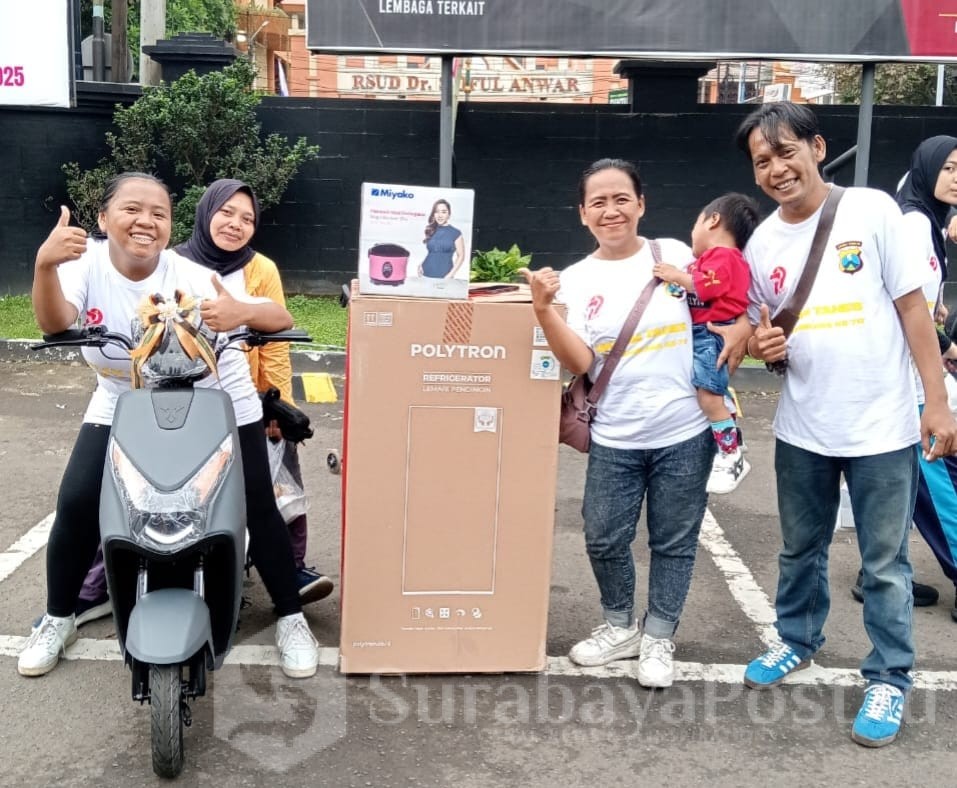 Peserta jalan sehat yang beruntung mendapatkan door prize motor listrik dan kulkas