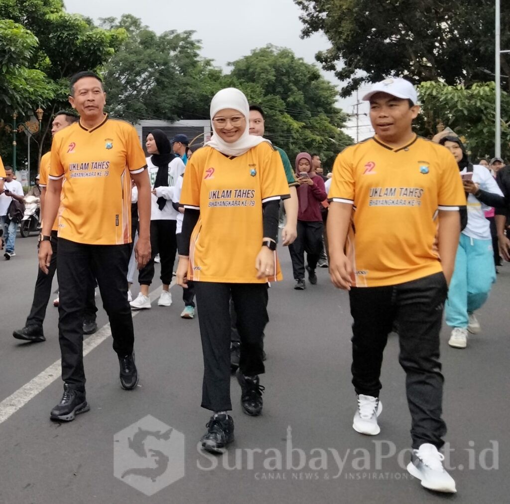 Ketua DPRD Kota Malang, Amithya Ratnanggani Sirraduhita saat mengikuti jalan sehat menyambut Hari Bhayangkara ke 79