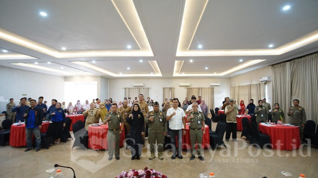 Pose bersama disela sosialisasi gempur peredaran rokok ilegal. (ist).