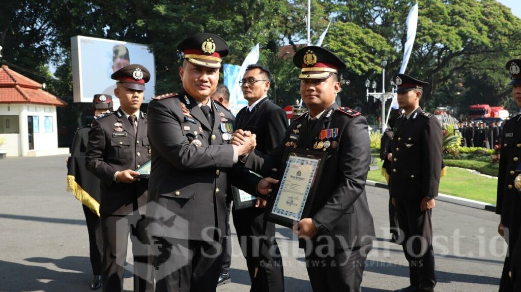 Kombes Pol Nanang Haryono memberikan reward kepada 12 personel yang memiliki dedikasi dan berprestasi dalam menjalankan tugas