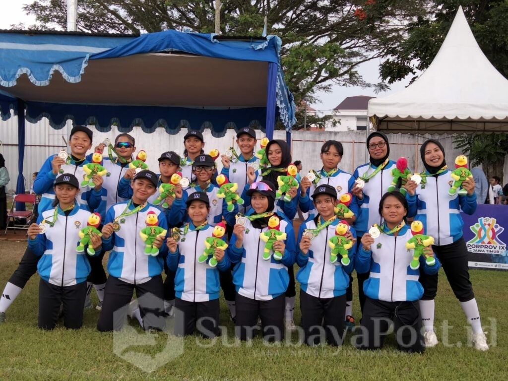 Tim Baseball Putri Kota Malang pose bersama usai pengalungan medali perak