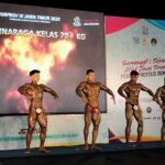 Atlet Binaraga Kota Malang 70 + kg (dua dari kiri) menunjukkan performanya di ajang Porprov IX Jatim, Selasa (1/7/2025).