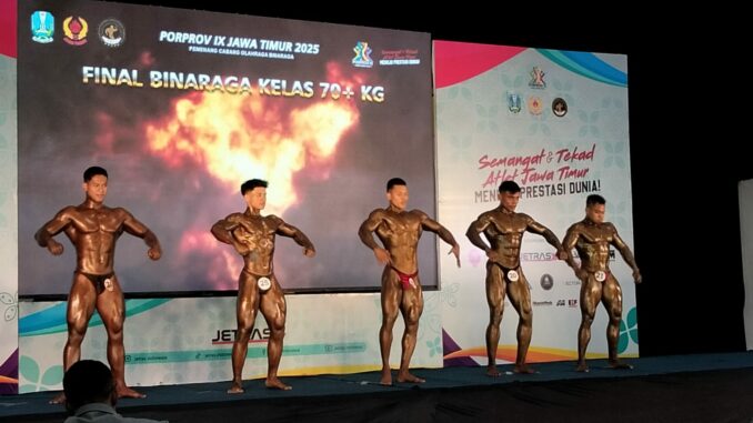 Atlet Binaraga Kota Malang 70 + kg (dua dari kiri) menunjukkan performanya di ajang Porprov IX Jatim, Selasa (1/7/2025).