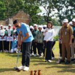 Wali Kota Malang Wahyu Hidayat mencoba memainkan cabor woodball usai secara resmi membuka pertandingan, Selasa 1 Juli 2025.