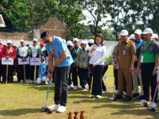 Wali Kota Malang Wahyu Hidayat mencoba memainkan cabor woodball usai secara resmi membuka pertandingan, Selasa 1 Juli 2025.
