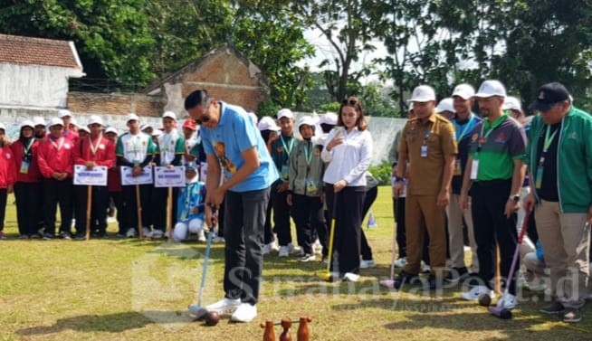 Wali Kota Malang Wahyu Hidayat mencoba memainkan cabor woodball usai secara resmi membuka pertandingan, Selasa 1 Juli 2025.