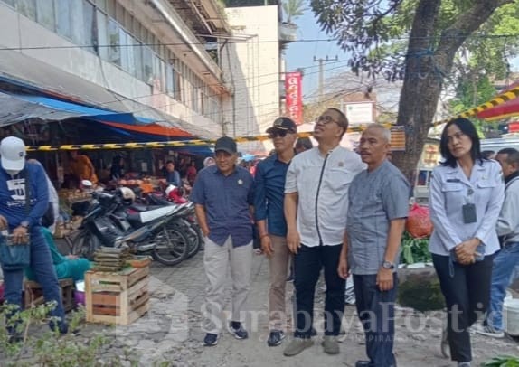 SIDAK - Komisi B DPRD Kota Malang saat melakukan sidak ke lokasi pagar tembok sisi barat lantai tiga Pasar Besar Malang yang ambrol, Rabu (2/7/2025).
