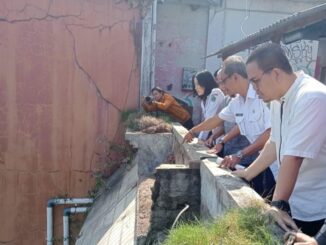 SIDAK - Komisi B DPRD Kota Malang saat melakukan sidak ke lokasi pagar tembok sisi barat lantai tiga Pasar Besar Malang yang ambrol, Rabu (2/7/2025).