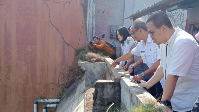 SIDAK - Komisi B DPRD Kota Malang saat melakukan sidak ke lokasi pagar tembok sisi barat lantai tiga Pasar Besar Malang yang ambrol, Rabu (2/7/2025).