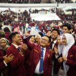 Penasihat Khusus Presiden Indonesia Jenderal TNI (Purn.) Prof. Dr. H. Dudung Abdurachman, S.E., M.M pose bersama mahasiswa UMM usai paparan, Rabu (2/7/2025).